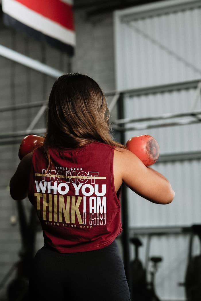 CAMISETA CROP TOP THINK HARD